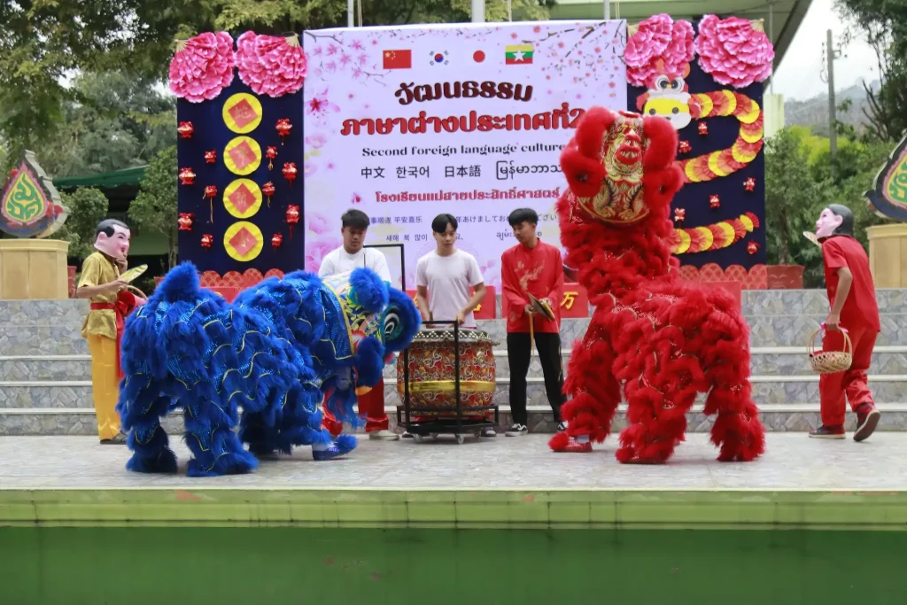 กิจกรรมวัฒนธรรมภาษาต่างประเทศที่ ๒ กลุ่มสาระการเรียนรู้ภาษาต่างประเทศที่ ๒ ณ โดมหน้าเสาธง