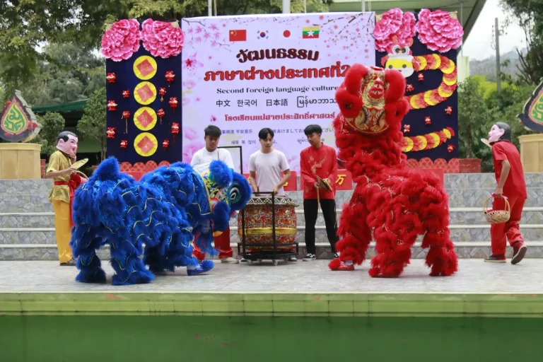 กิจกรรมวัฒนธรรมภาษาต่างประเทศที่ ๒ กลุ่มสาระการเรียนรู้ภาษาต่างประเทศที่ ๒ ณ โดมหน้าเสาธง